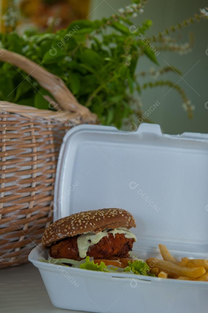 Comida hamburguer hamburguerias sobre vasilha de plastico