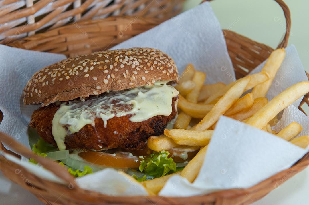 Comida hamburguer hamburguerias sobre vasilha de plastico