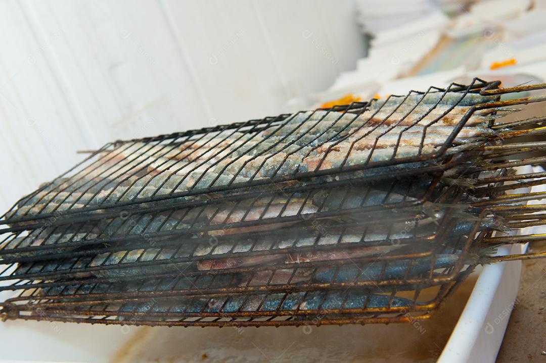 Comida espetinhos sendo assado churrasqueira churrasco