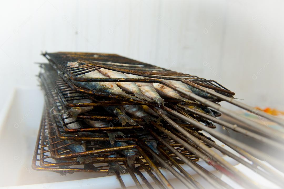 Comida espetinhos sendo assado churrasqueira churrasco