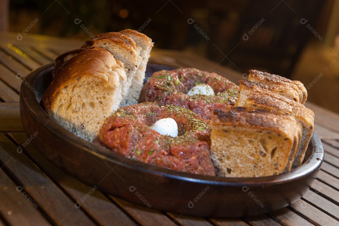 Comida bolo sobre uma mesa de madeira