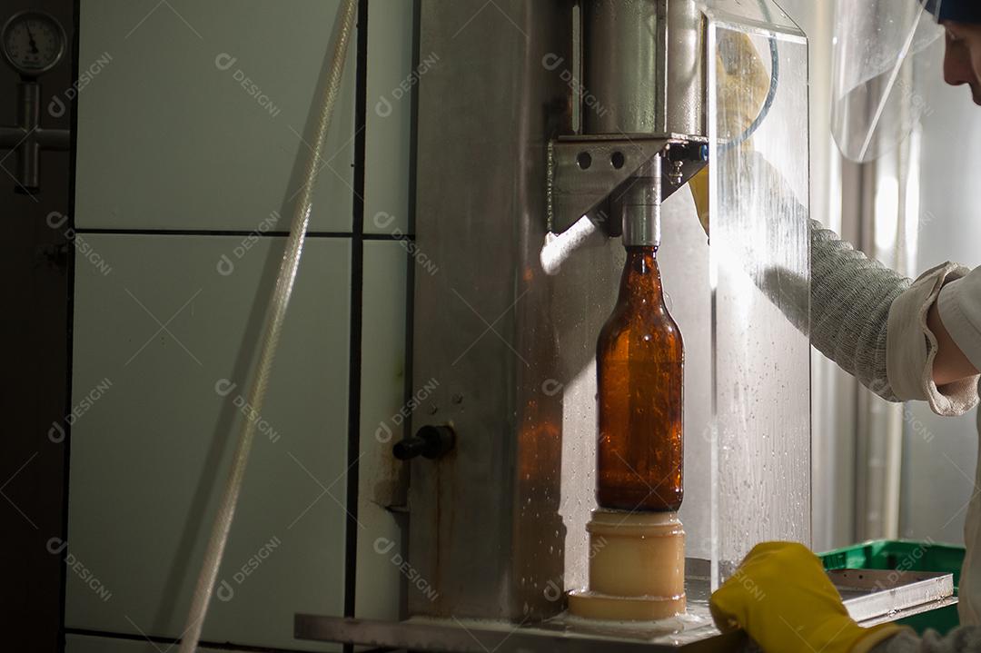 Cervejas sendo fabricadas .Cervejaria