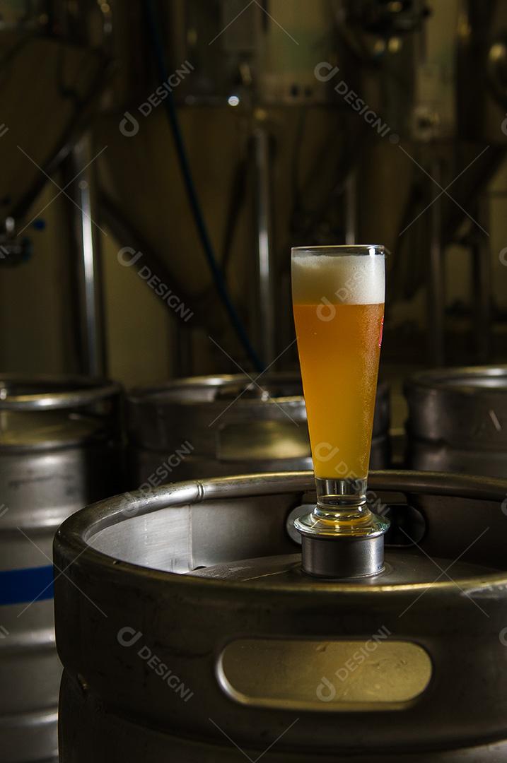 Cervejaria. Tanques de alumínio fabricando cervejas