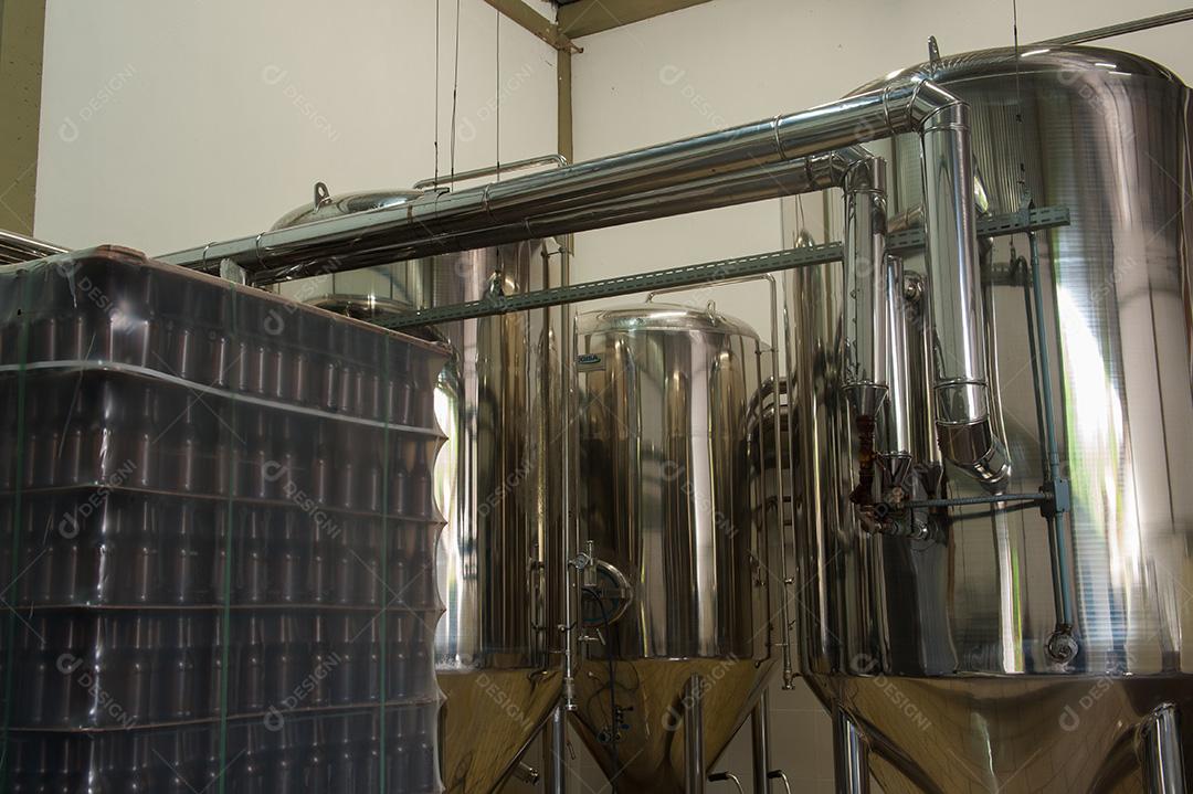 Cervejas sendo fabricadas .Cervejaria