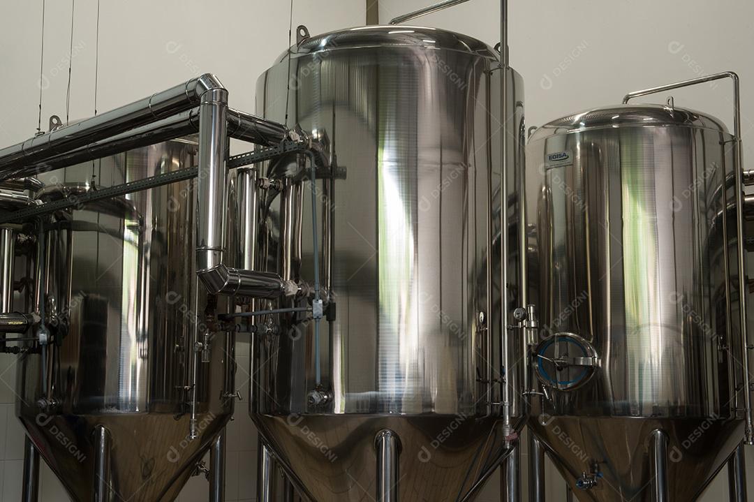 Tanques fabricando cervejas .Cervejaria.