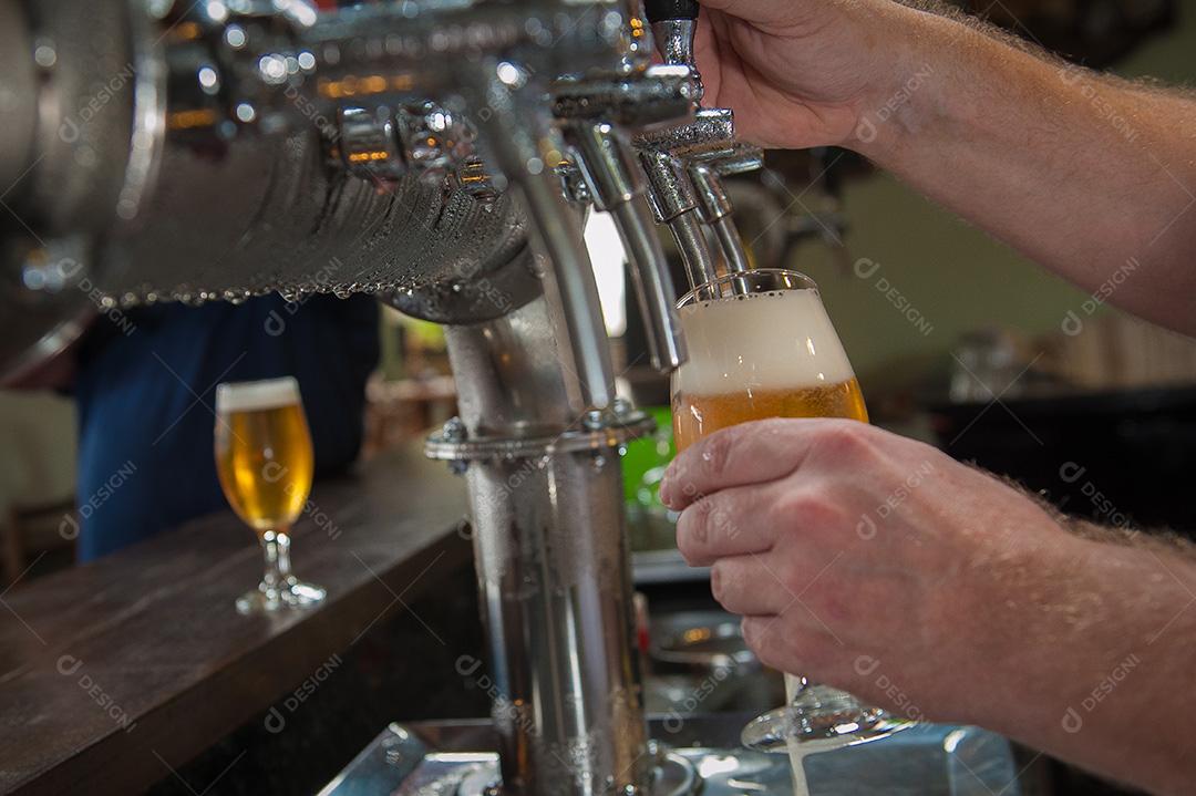 cervejas sendo servidas atraves de torneiras de cerveja