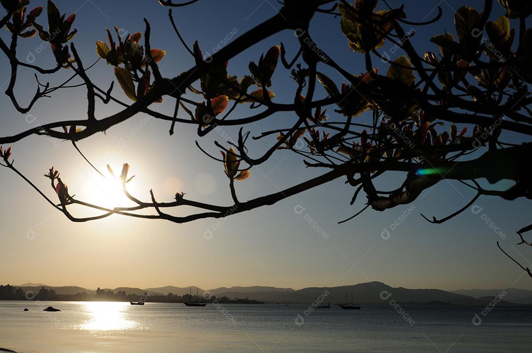 horizonte com mar e montanhas ensolarado