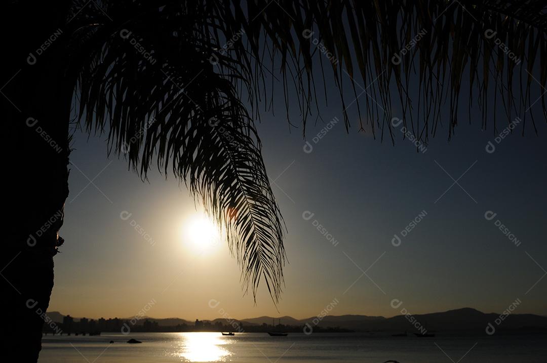 por do sol tardezinha céu escuro beira mar