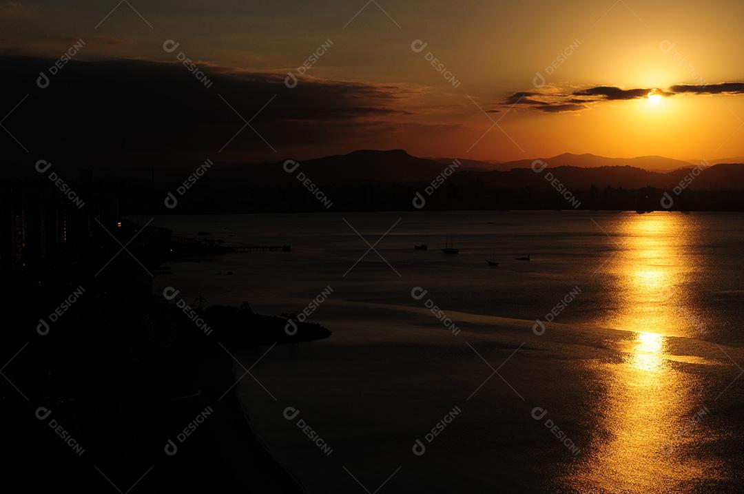 por do sol tardezinha céu escuro beira mar