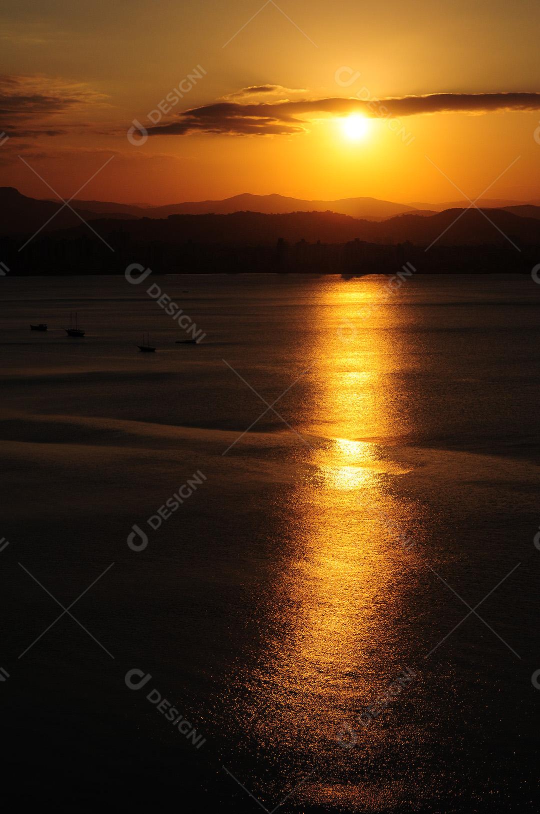 por do sol tardezinha céu escuro beira mar