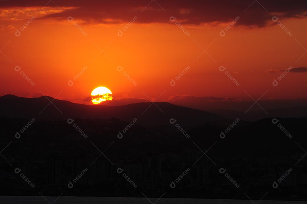 por do sol tardezinha céu escuro horizonte