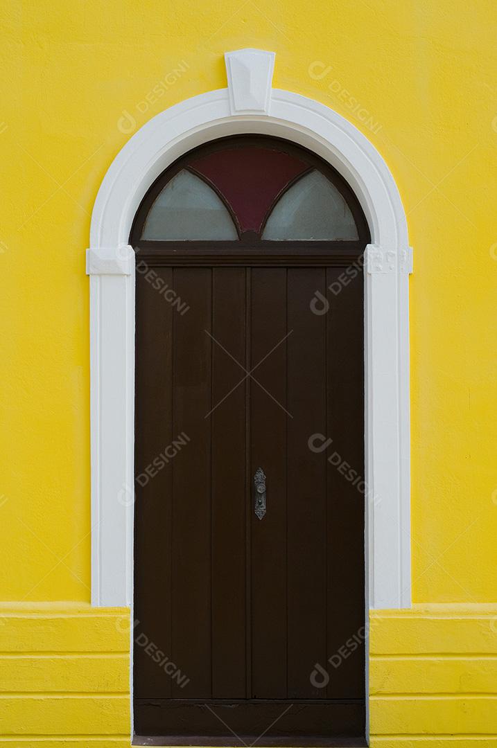 Porta de uma casa parede amarela cidade ruas