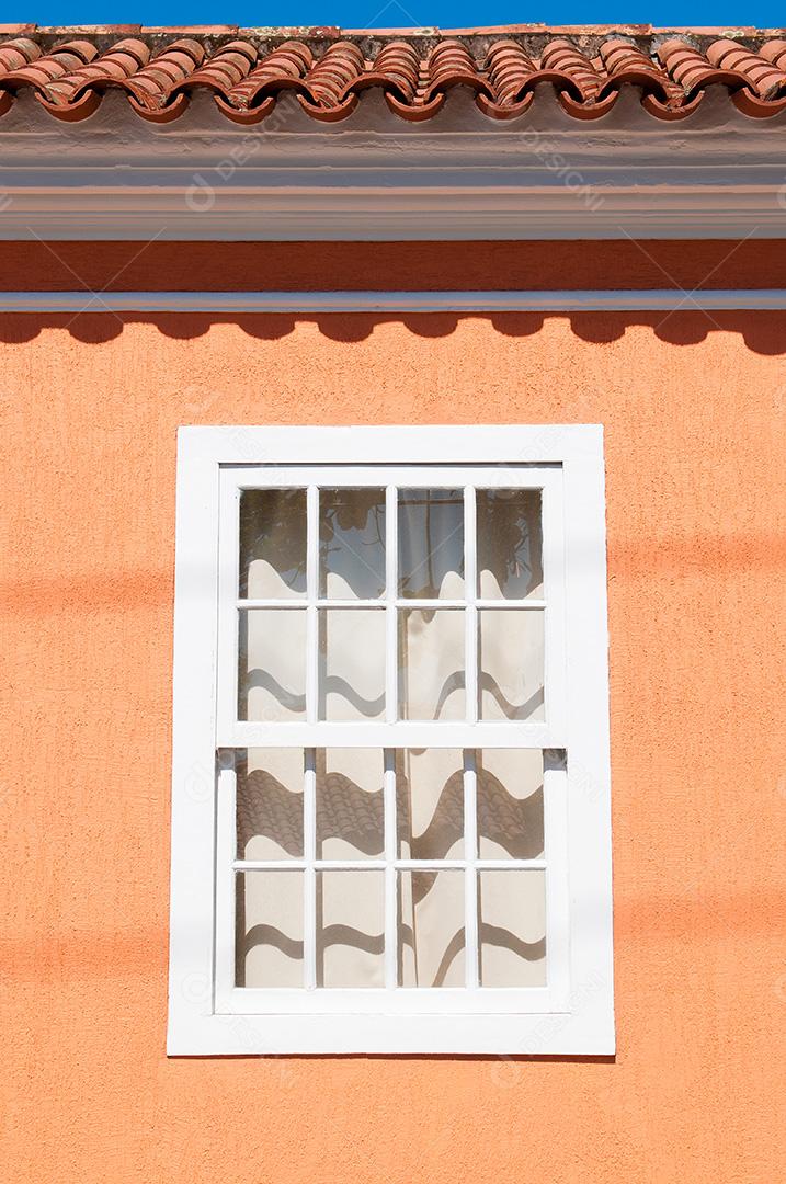 Janela de uma casa telhas parede cidade ruas