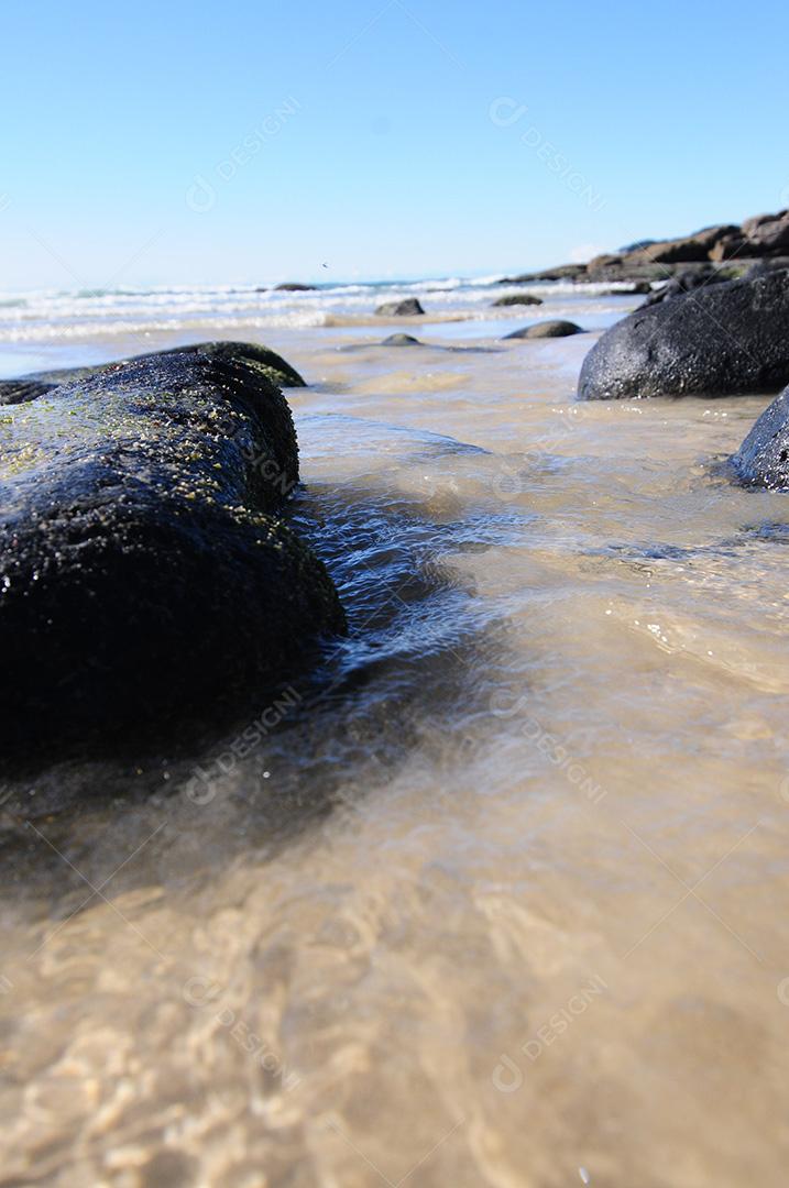 mar com grandes rochas