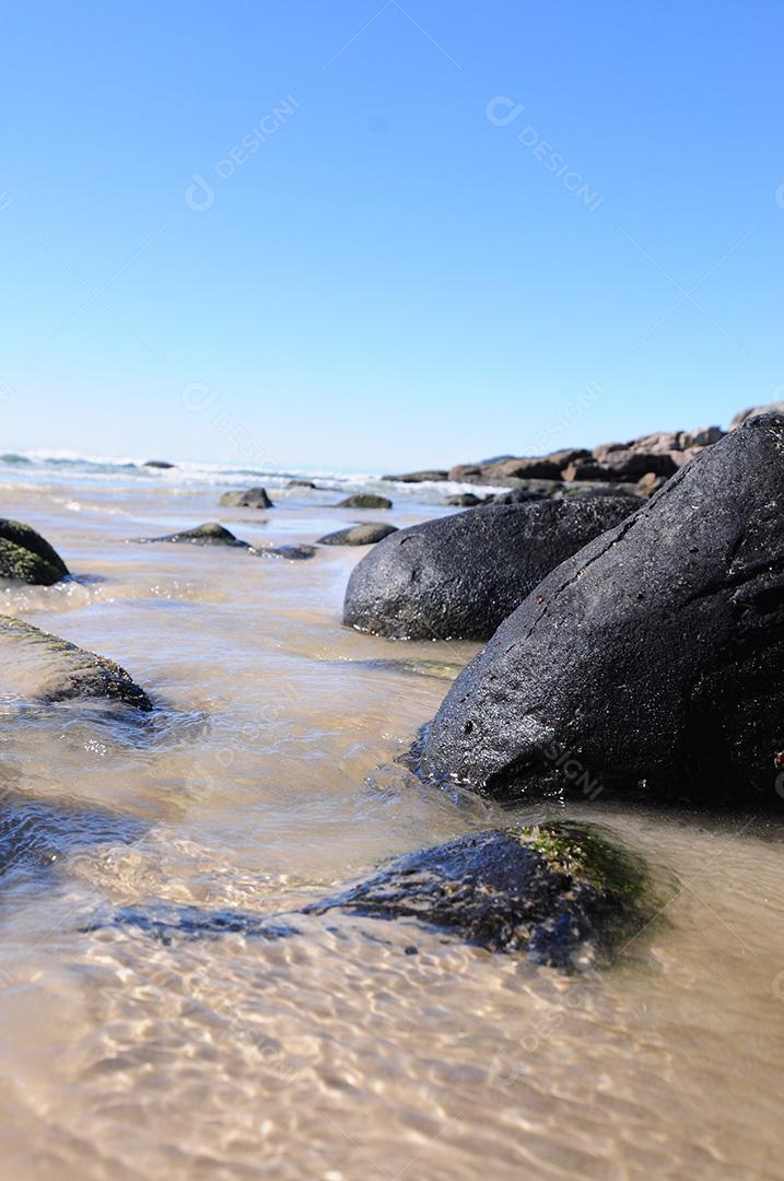 Paisagem praia pedreiras pedras areia mar