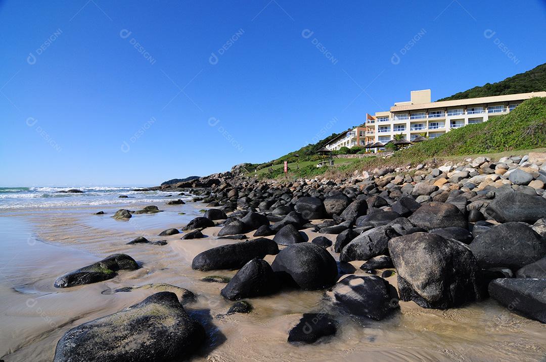 Paisagem praia pedreiras pedras areia mar