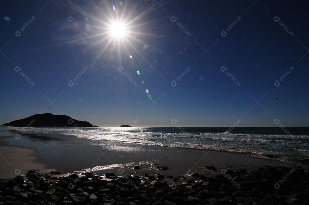 Paisagem praia pedreiras pedras areia mar