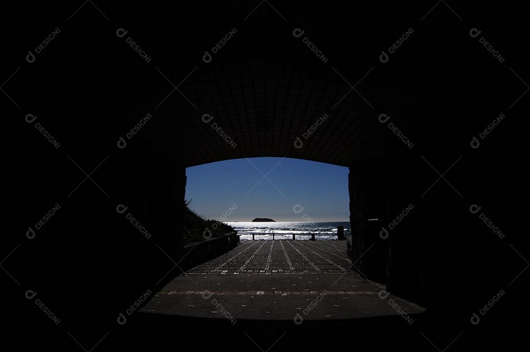 Paisagem praia pedreiras pedras areia mar