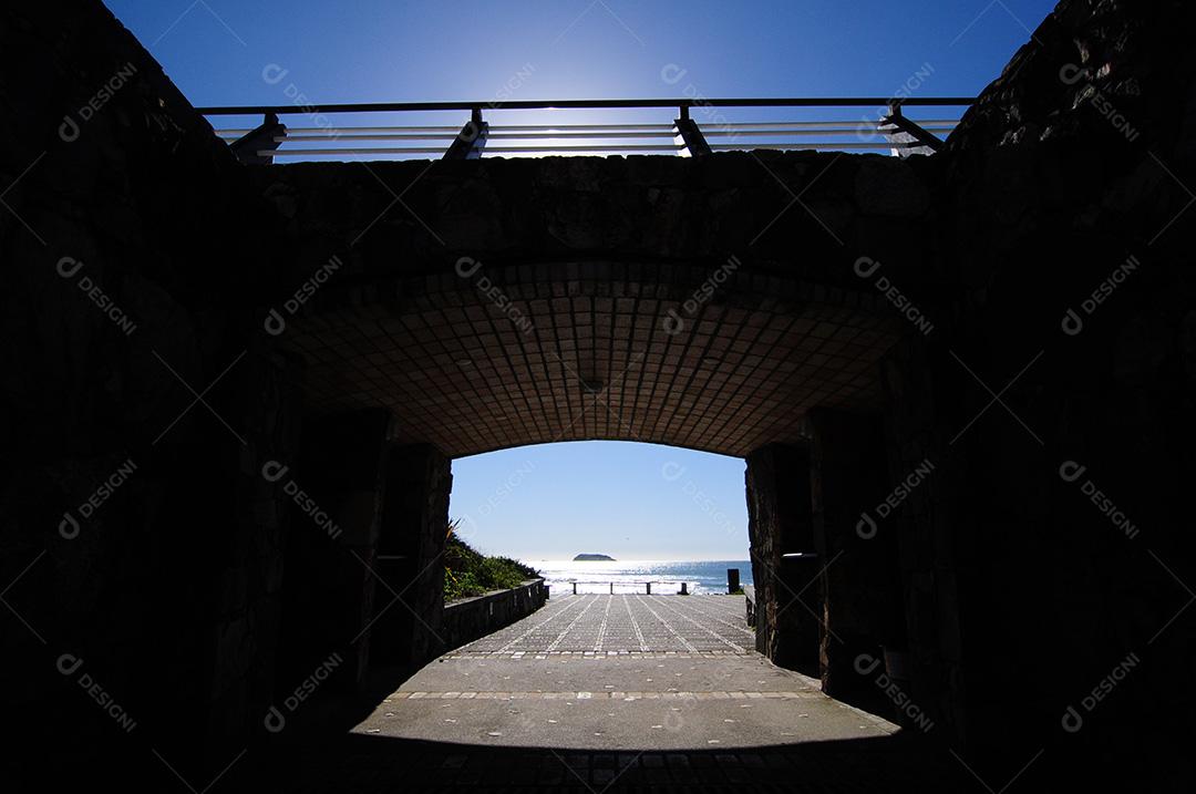 Paisagem praia pedreiras pedras areia mar