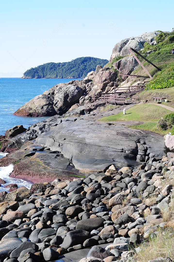 Paisagem praia pedreiras pedras areia mar