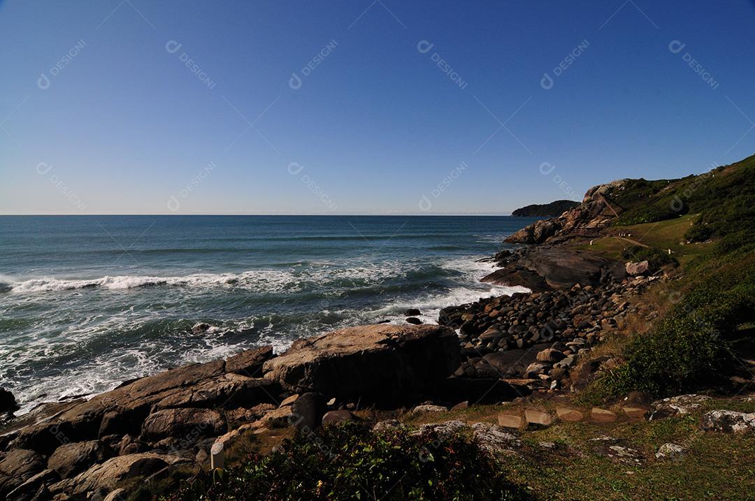 Paisagem praia pedreiras pedras areia mar