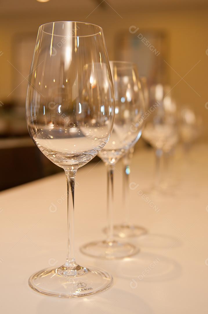 Taças de vidro sohre um balcão de restaurante