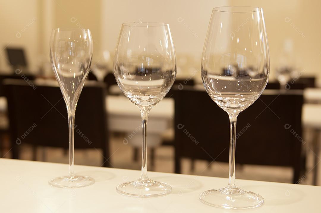 Taça de cristal para vinhos tintos ou rosé em fundo branco.