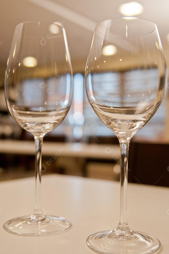 Taça de cristal para vinhos tintos ou rosé em fundo branco.