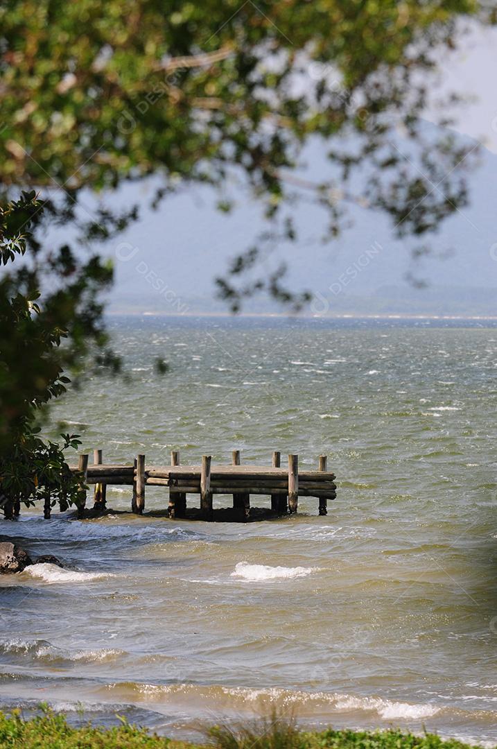 Beira mar com aguas agitadas, sol quente. Paisagem linda. Praia.