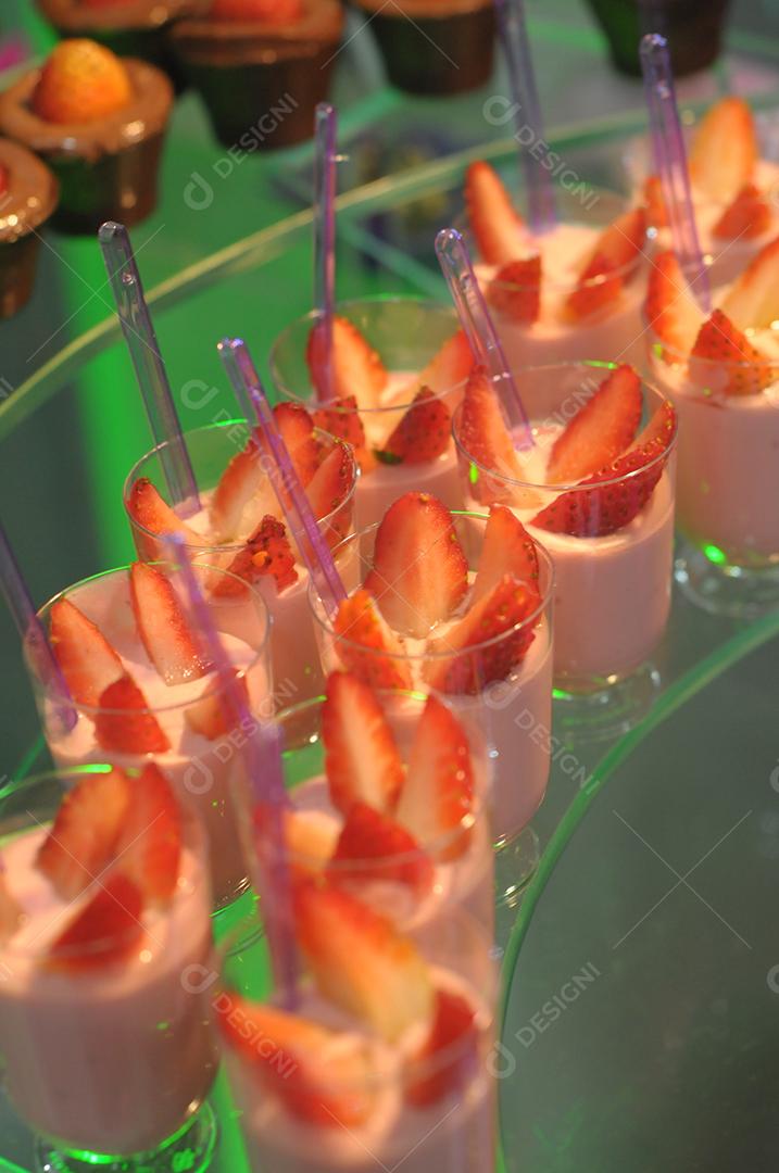 Copo salada de frutas com iogurte sabor morango.