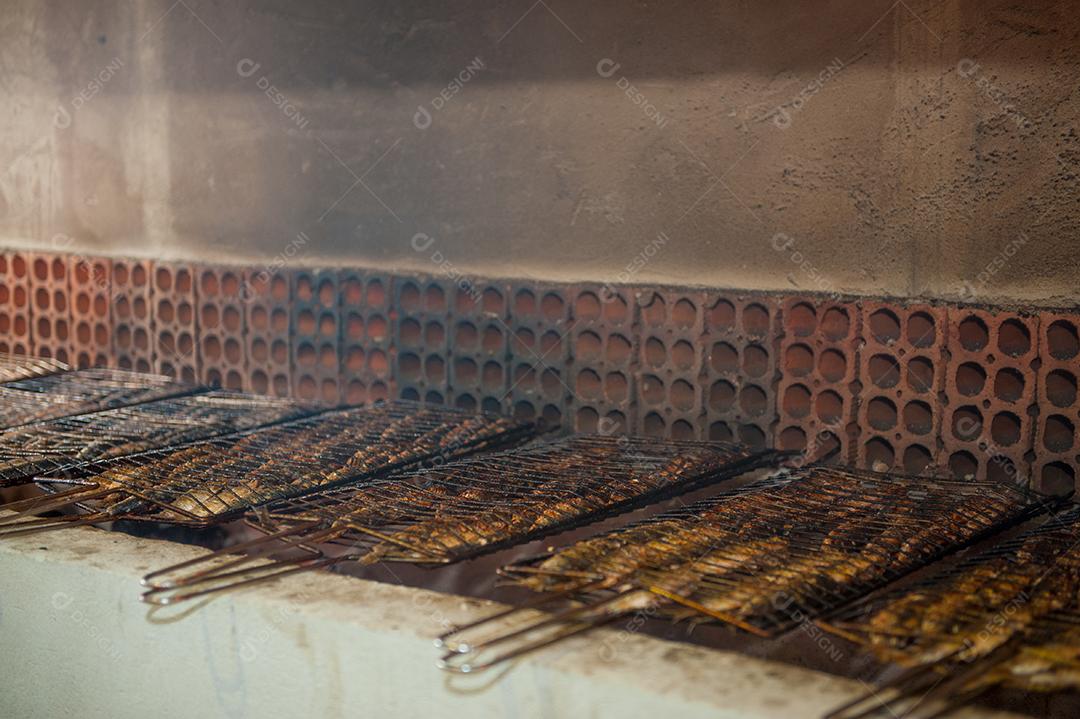 Churrasqueira para assar peixes temperados. Churrasco.