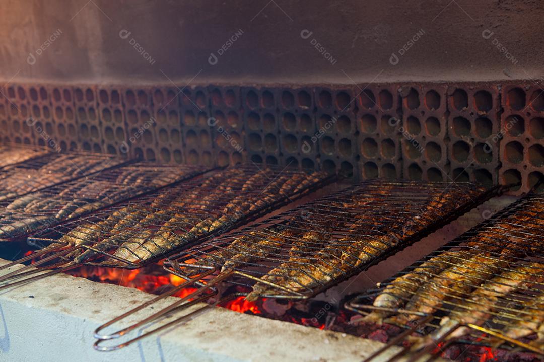 Churrasqueira para assar peixes temperados. Churrasco.