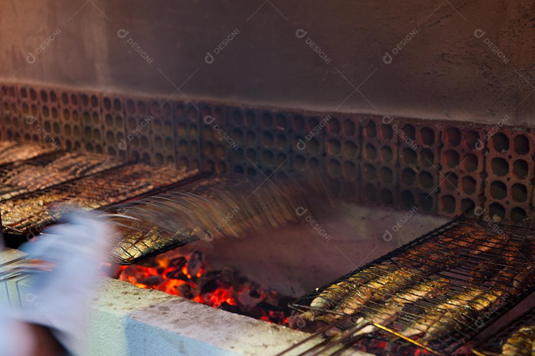 Churrasqueira para assar peixes temperados. Churrasco.