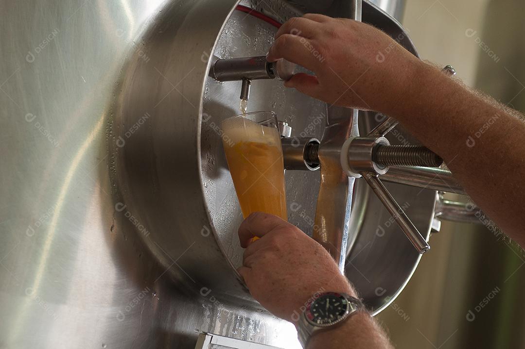 Cervejaria. Tanques de alumínio fabricando cervejas. Álcool.