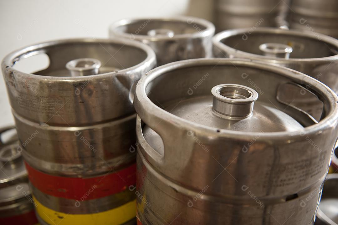 Cervejaria. Tanques de alumínio fabricando cervejas. Álcool.