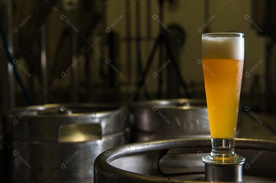 Cervejaria. Tanques de alumínio fabricando cervejas