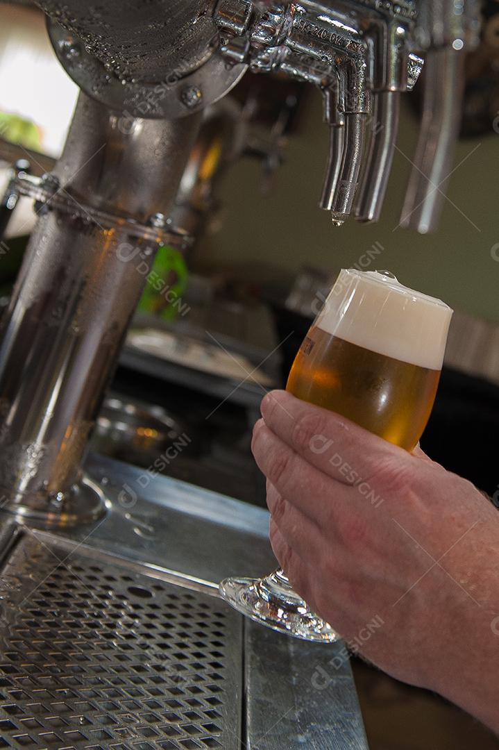 cervejaria. Cerveja saindo de torneiras em bar