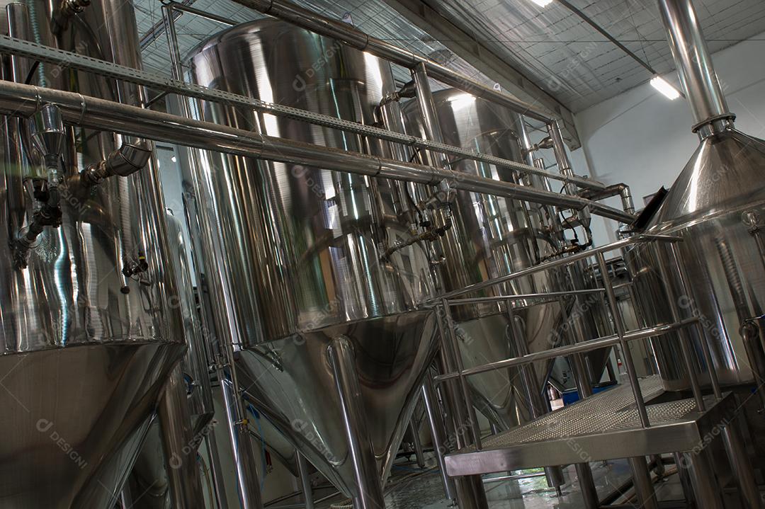 Cervejaria. Tanques de alumínio fabricando cervejas. Álcool.