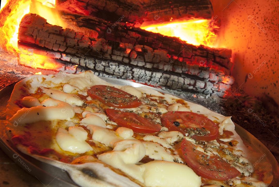 Pizza Pizzarias sendo assada sobre forno comida