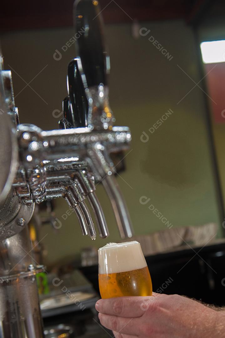 Cerveja saindo de torneiras em bar. bebida. cervejaria.