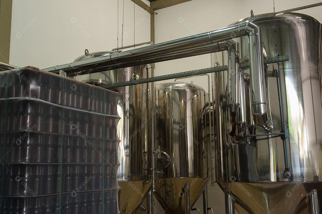 Cervejaria. Tanques de alumínio fabricando cervejas. Álcool.