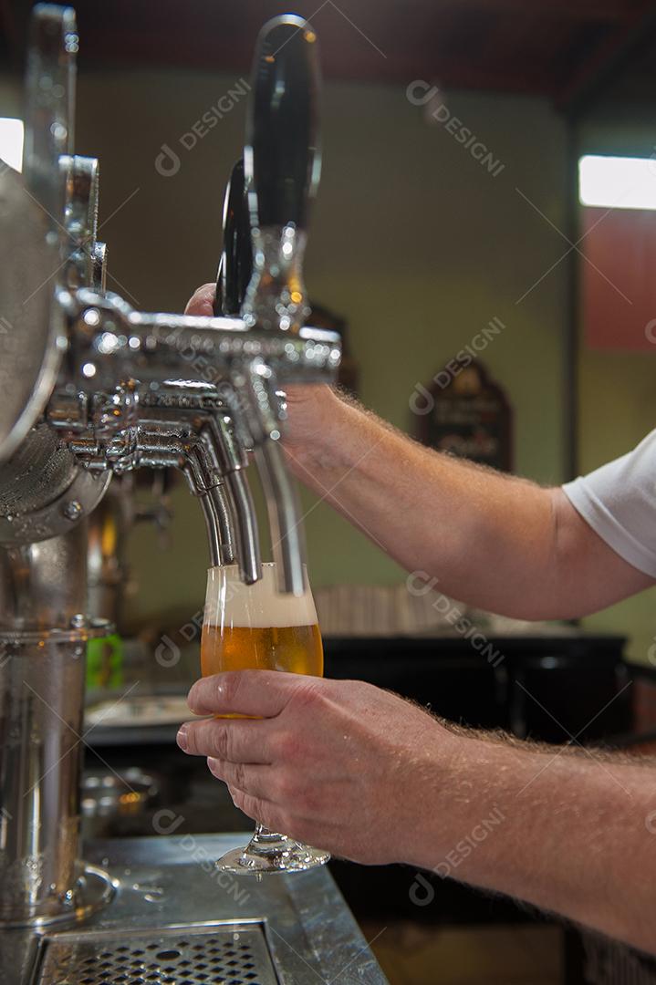 Cerveja saindo de torneiras em bar. bebida. cervejaria.