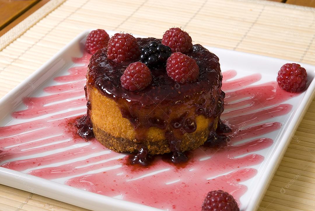 Pudim doce de framboesa com frutas por cima