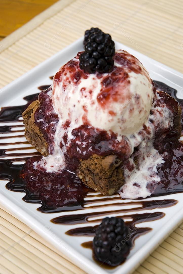 Bolo de chocolate com sorvete e cobertura de uva  com fruta