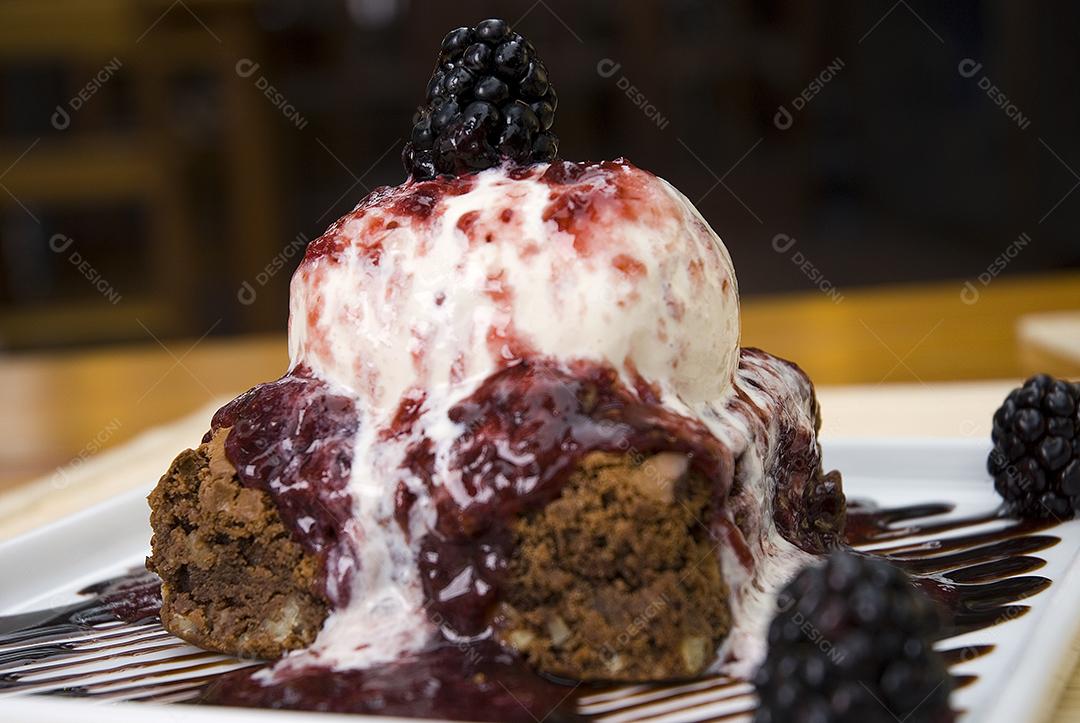 Bolo de chocolate com sorvete e cobertura de uva  com fruta framboesa