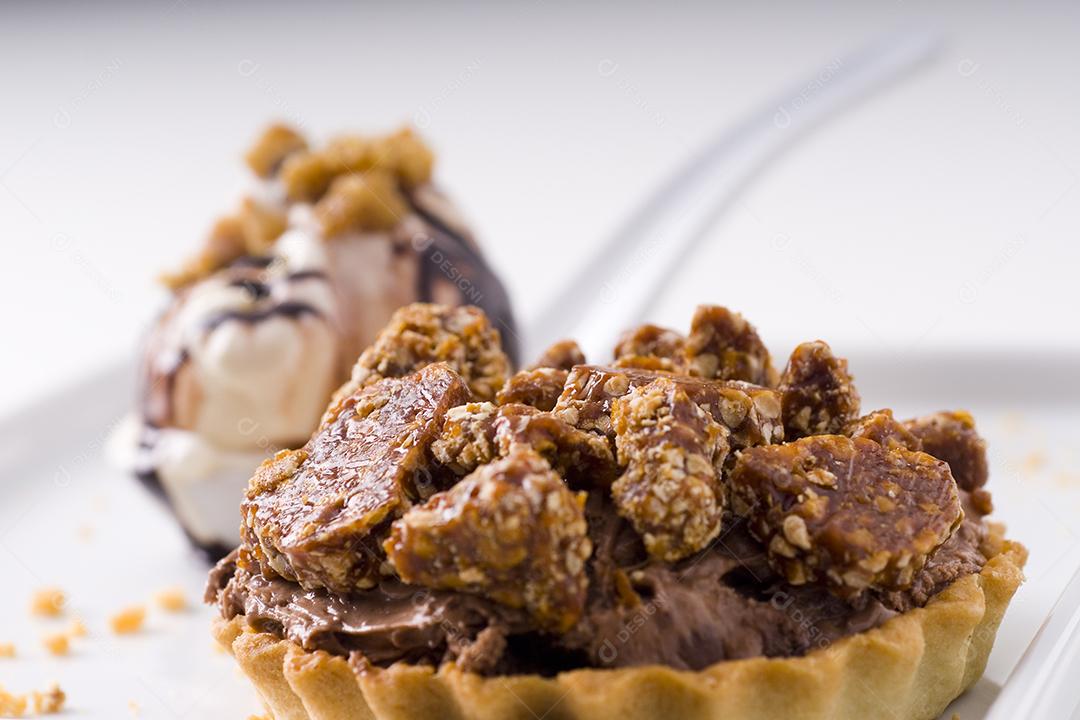 Cookies com doce e chocolate sorvete com cobertura