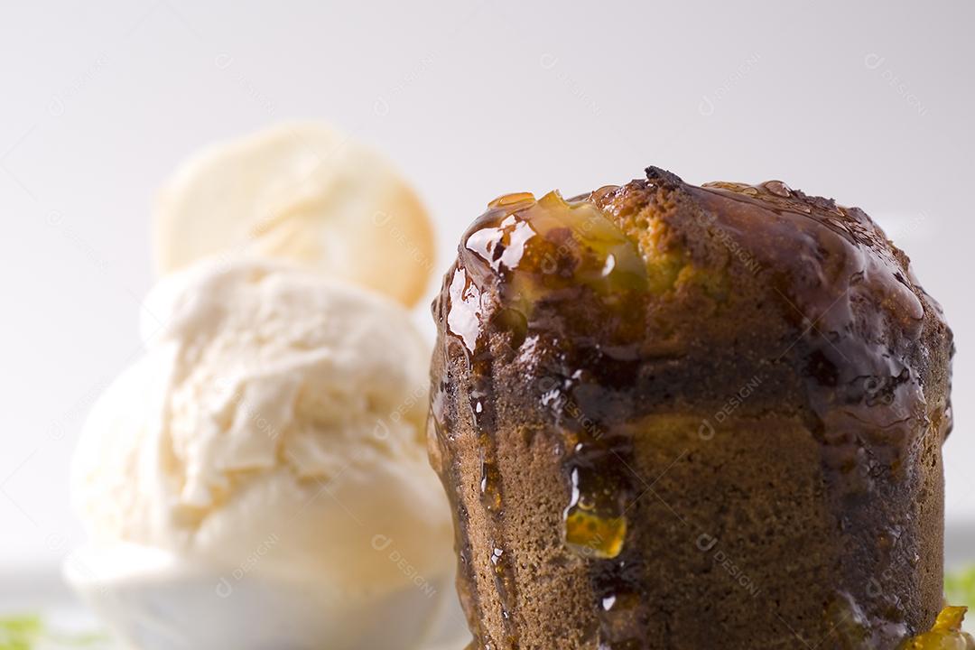 Bolo de chocolate com sorvete e cobertura