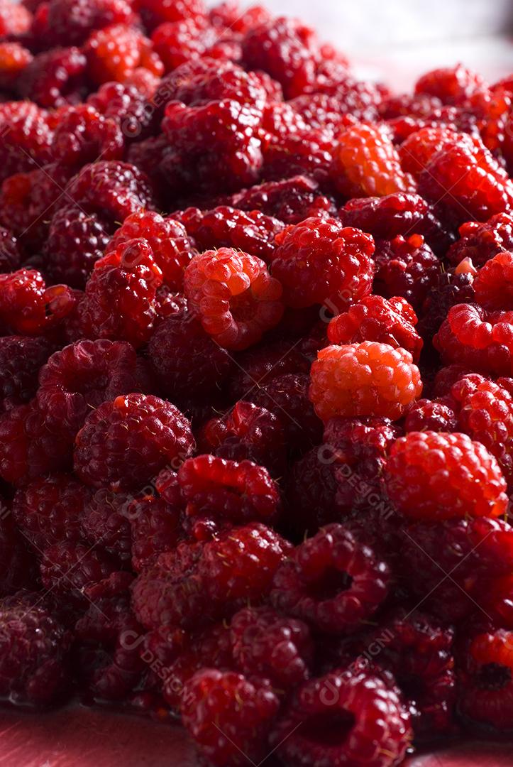 Framboesa vermelha, frutos colhidos e lavados