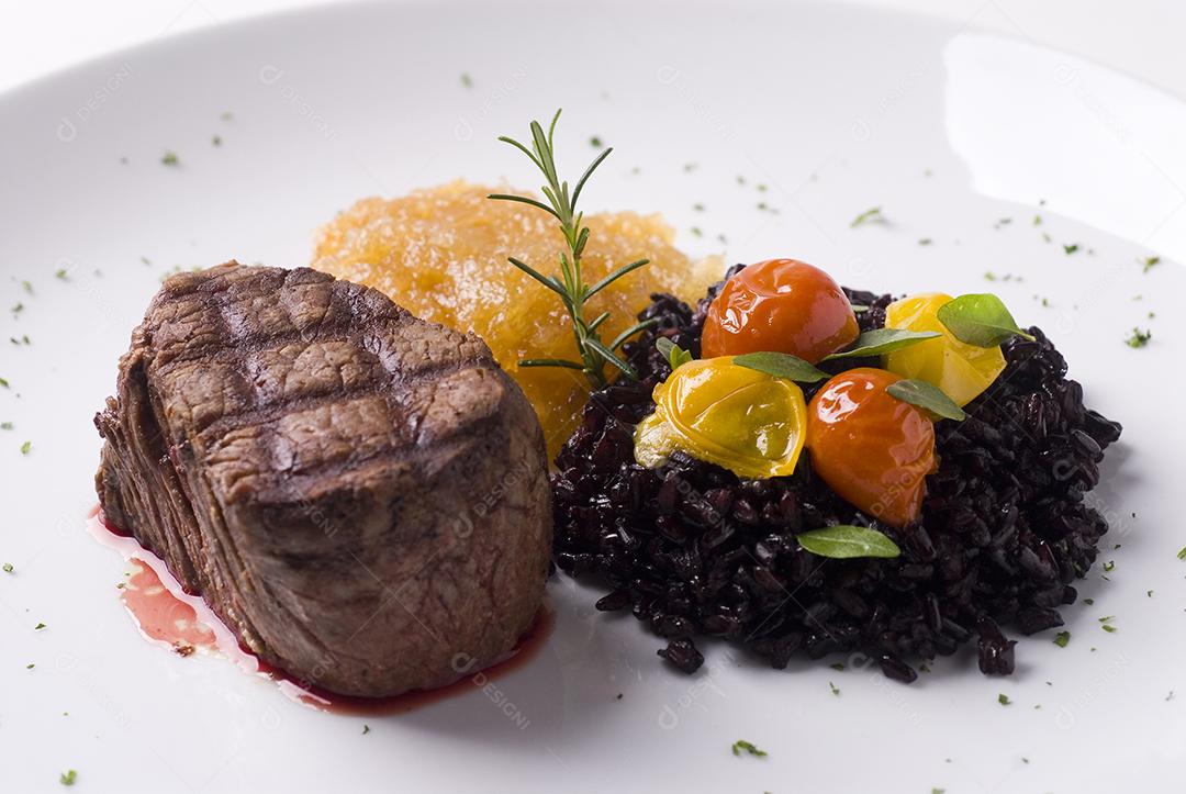 carne recheada e grelhada com tomate seco e feijão. Comida restaurante