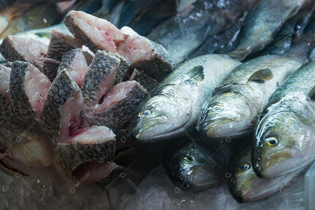 Peixe congelado á venda em Super mercado. Peixe em uma bandeja com gelo.